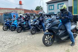 Touring Motor Listrik di Jalur Pantura Jadi Sorotan, Peserta Hadapi Jalan Rusak hingga Hujan Deras