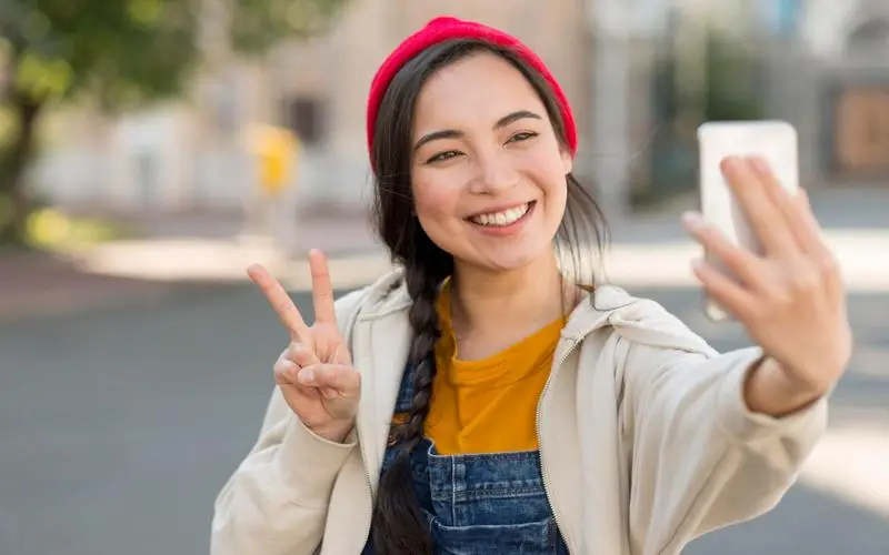 Apakah Pose Peace Bisa Bocorkan Sidik Jari?