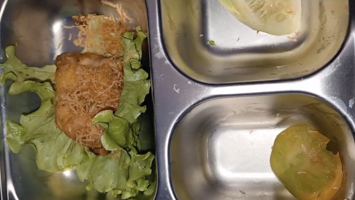 Viral Sayur Belatung di MBG Lamongan, Orang Tua: Mending Buat Bayar SPP!