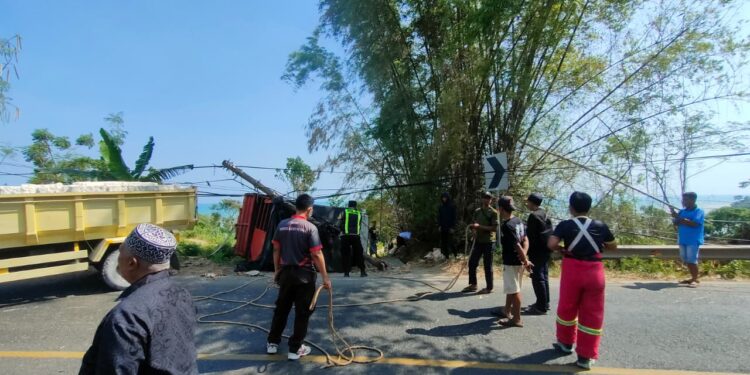 Mobil Bawa 2,2 Ton Telur Terguling di Pantura Sampang, Sopir Kaget Lihat Kendaraan dari Arah Berlawanan