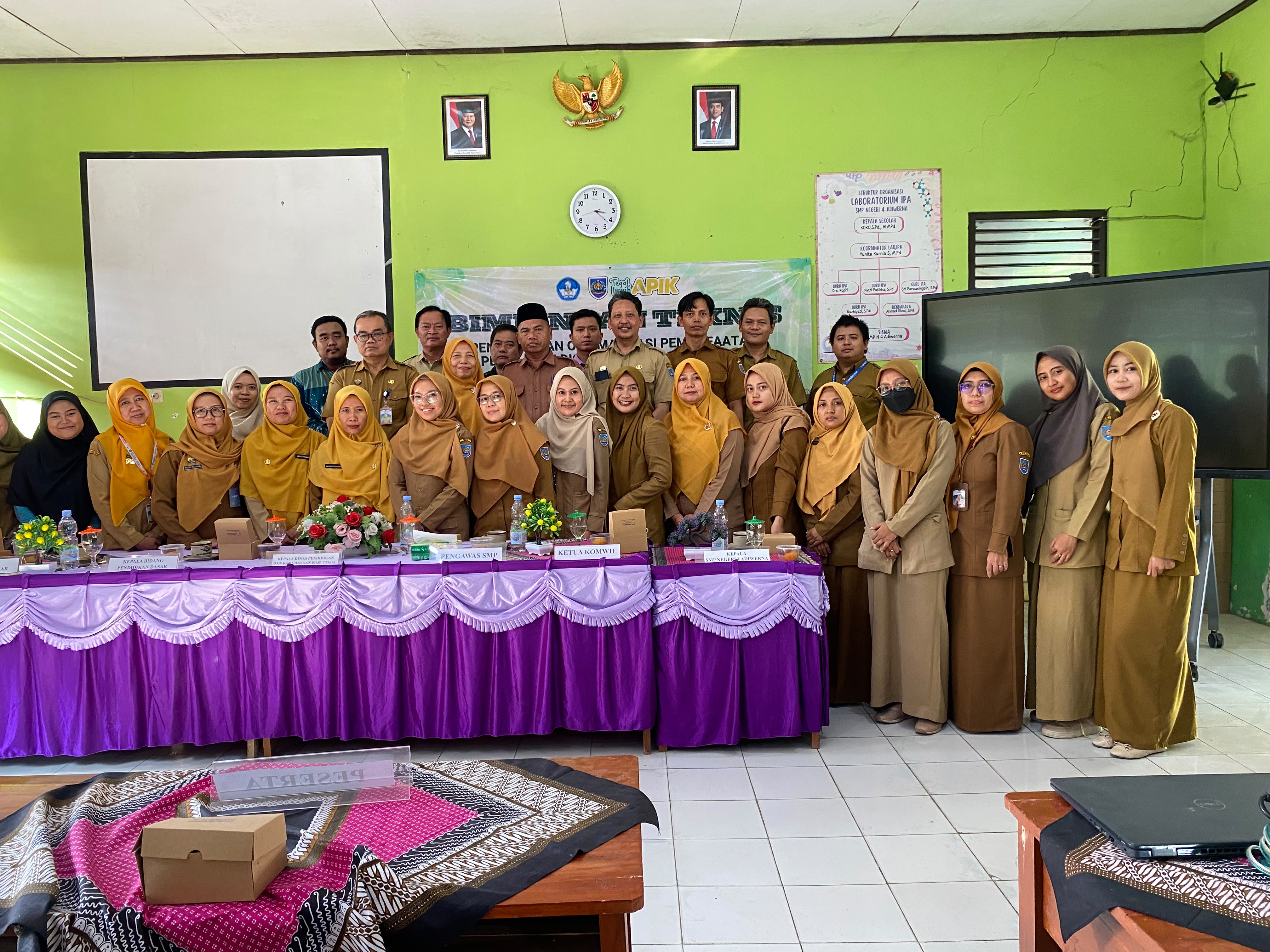 32 Guru SMP di Tegal Digembleng Optimalkan Papan Interaktif Digital