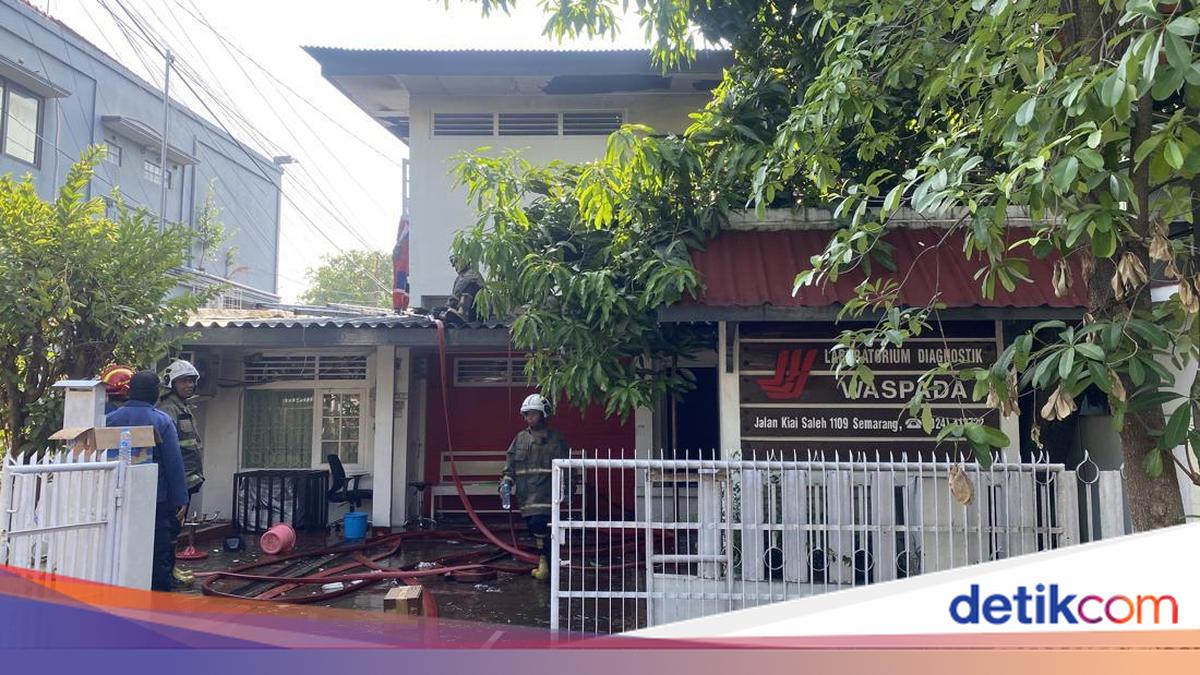 Gedung Laboratorium Diagnostik di Semarang Terbakar, Damkar Kerahkan 20 Personel