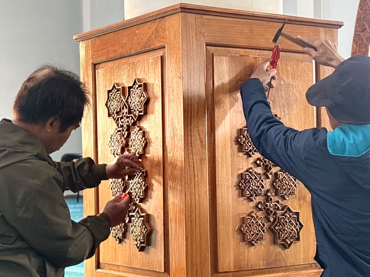 Tiga Pengukir Jepara Restorasi Ornamen Masjid Istiklal di Sarajevo