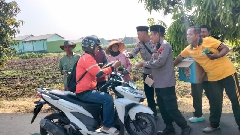 Polsek Adiwerna Bagikan 250 Bungkus Ponggol Gratis untuk Warga