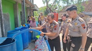Kekeringan Landa Jabungan Semarang, Polda Jateng Salurkan 16.000 Liter Air Bersih