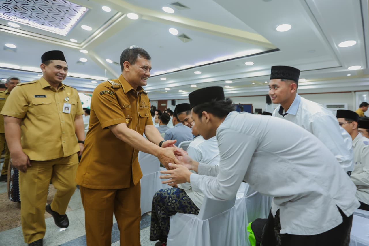 Gubernur Jateng Salurkan Beasiswa Pesantren Obah untuk 482 Mahasantri dan Santri Penggerak