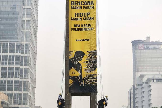 Dua Tahun Prabowo-Gibran, Greenpeace Bentangkan Spanduk Menohok: “Apa Kerja Pemerintah?”