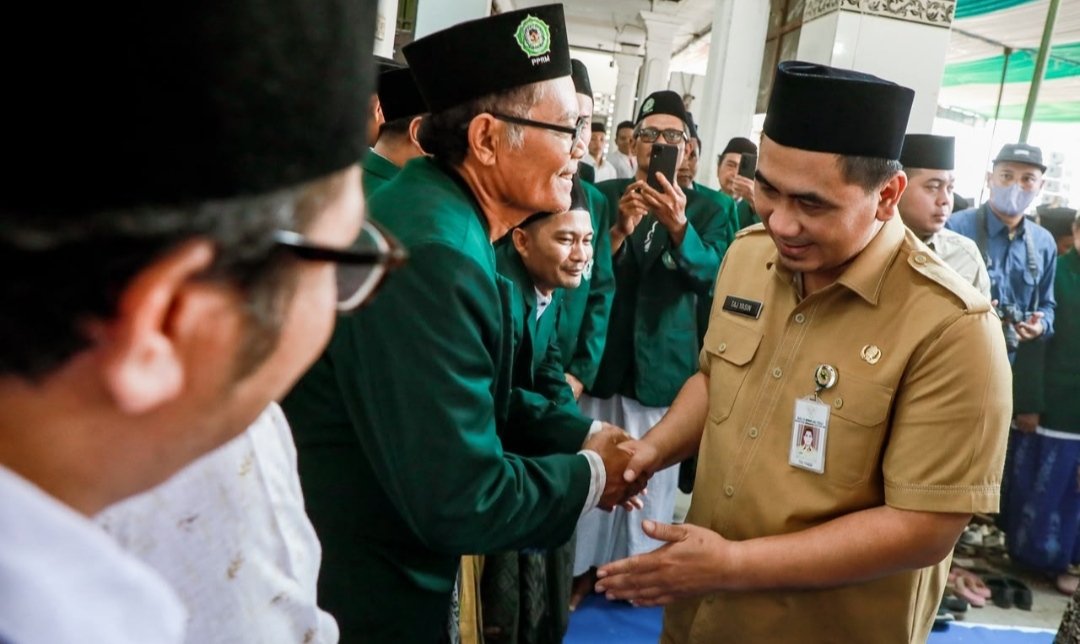 Jelang Hari Santri, Taj Yasin Galakkan Gerakan Bersih-Bersih di 117 Ponpes se-Jateng