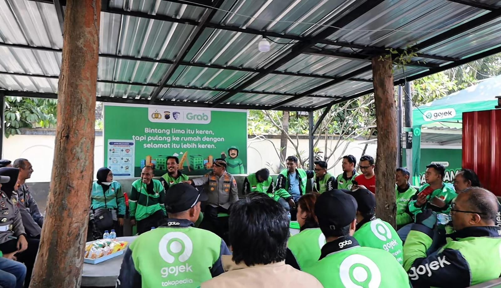 Kapolresta Solo Ngariung Bareng Driver Ojol di Posko Faroka, Bagi Sembako