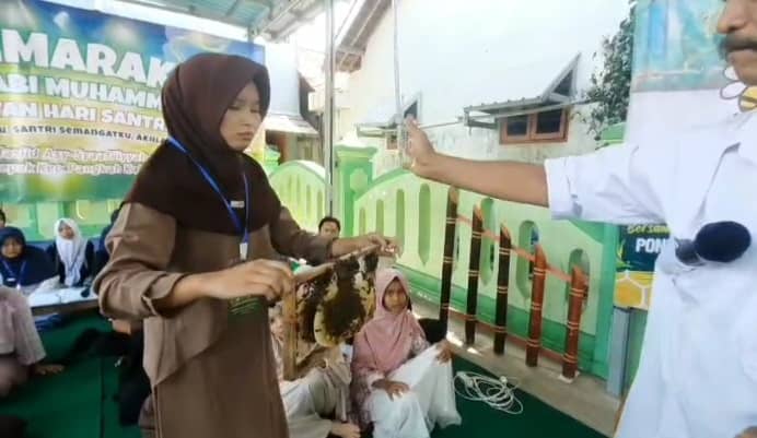 Sambut Hari Santri 2026, API Tegal Raya Latih Puluhan Santri Budidaya Lebah Madu