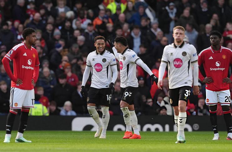 Nasib Kontras di Liga Inggris: MU Dibantai Bournemouth 0-3, Liverpool Tembus Empat Besar