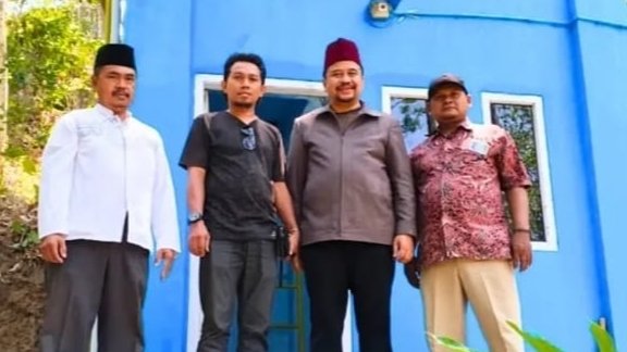 Komisi Kejaksaan RI Salurkan Bansos untuk Pengelola Air Bersih di Winduaji Brebes
