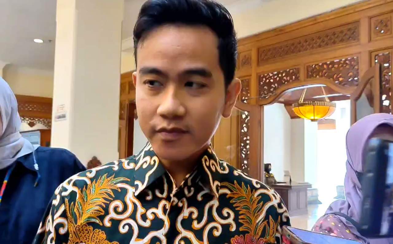 Jutaan Sarjana Menganggur, Polemik Ijazah Gibran Kembali Picu Tuntutan Pemakzulan