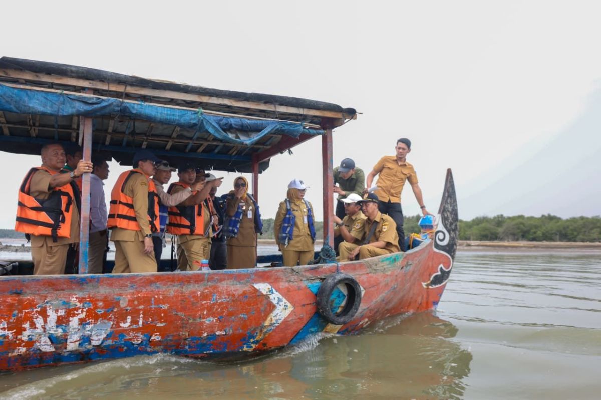 Pemprov Jateng Kawal Pembangunan Hybrid Seawall di Demak