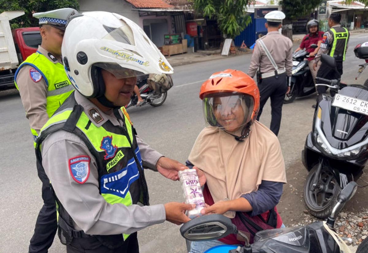 Pengendara Tertib di Tegal Dapat Hadiah Garam Dapur dari Satlantas