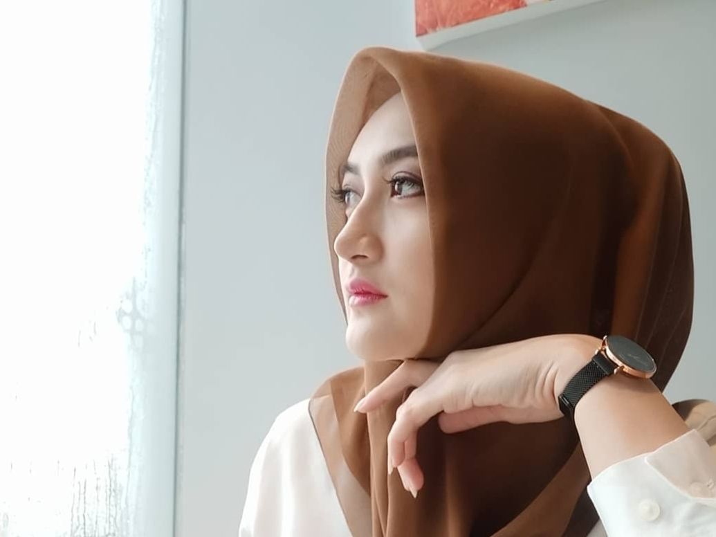 Indriani Hadi, Tatapannya Bikin Meleleh