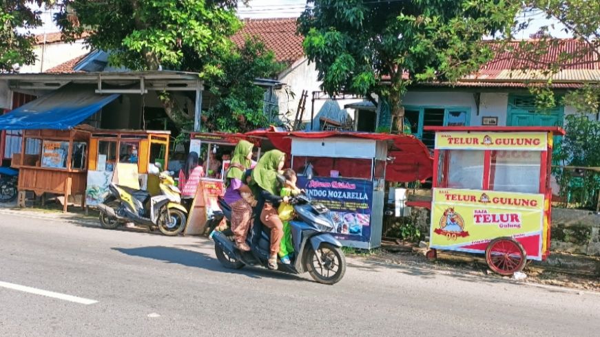 Outlet Raja Telur Gulung di Sebelah timur Indomaret Padmo