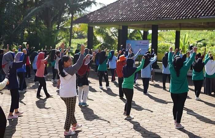 Warga mengikuti senam sehat