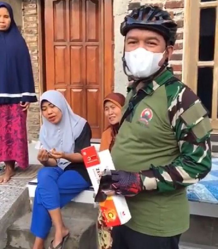 Muhamad Jumadi membagikan vitamin