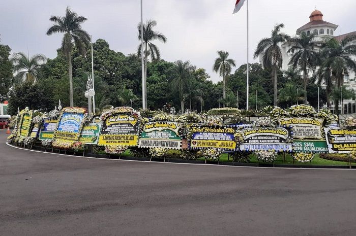 Karangan Bunga di Gedung Pakuan