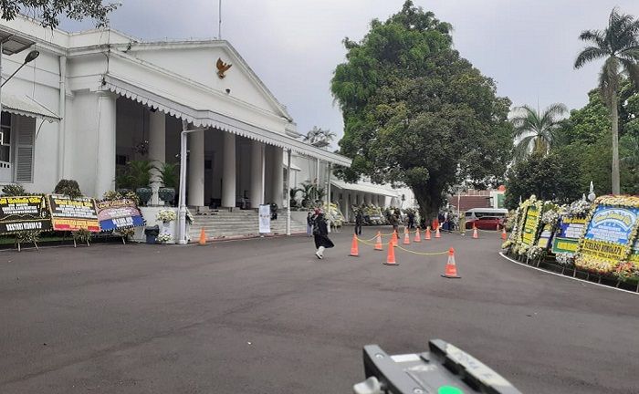 Karangan Bunga di Gedung Pakuan