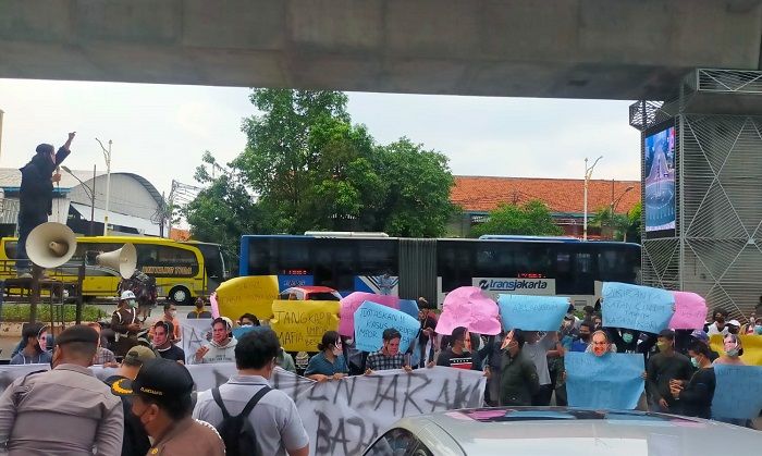 Massa aksi di depan Kantor Kejaksaan Agung