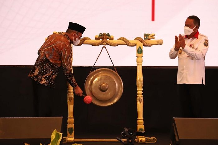 Menko PMK Muhahadjir Effendy memukul Gong saat membuka Rakornas Perpustakaan 2022