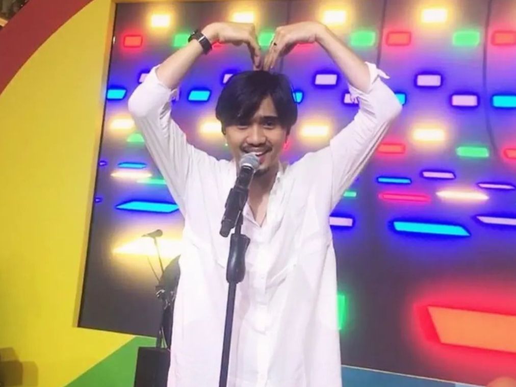 Pose Love ala anak-anak alay kekinian