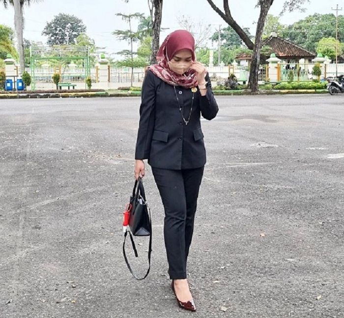 Ragil Tresna Setyaningrum di kantor DPRD Tegal