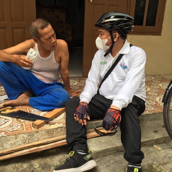 Muhamad Jumadi beristirahat di teras rumah warga