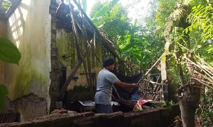 Tiga  Warga Brebes Tidur di Teras Rumahnya yang Ambruk