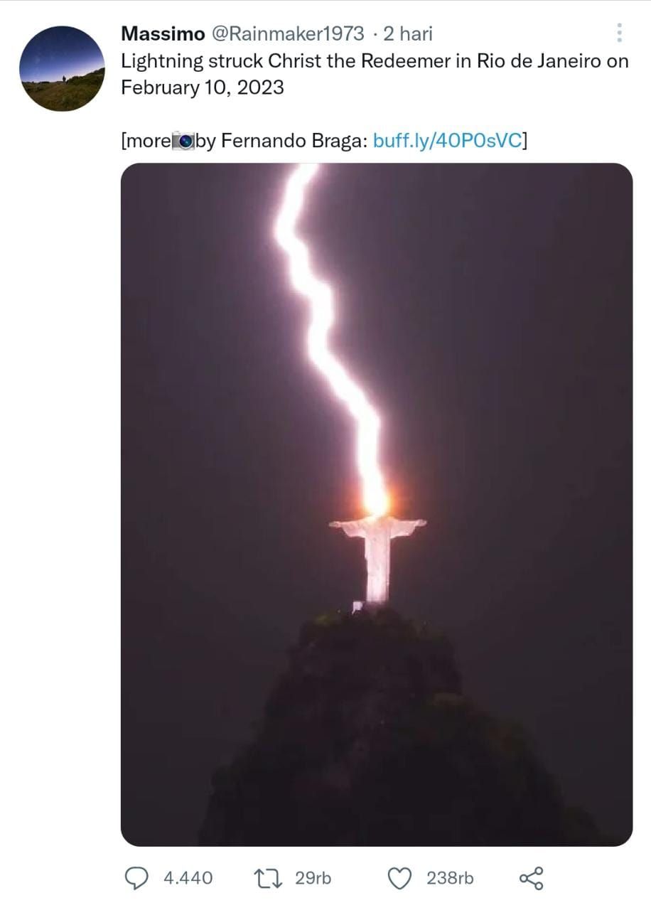 Tangkapan layar gambar saat Christ the Redeemer tersambar petir