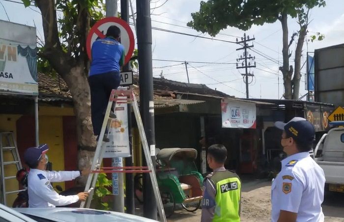 Dinas Perhubungan Kabupaten Sragen melepas rambu verboden