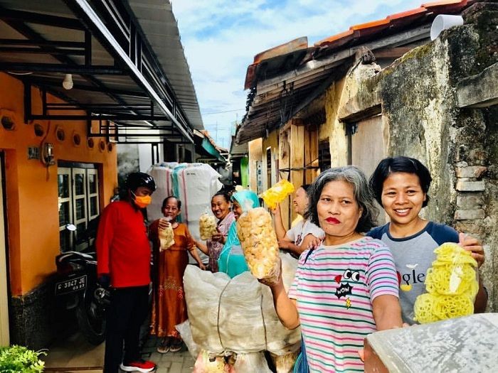Jumadi saat memborong kerupuk bareng emak-emak