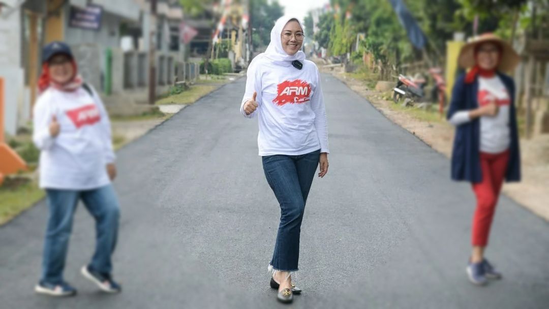 Anne Ratna Mustika Saat Berpose Santai