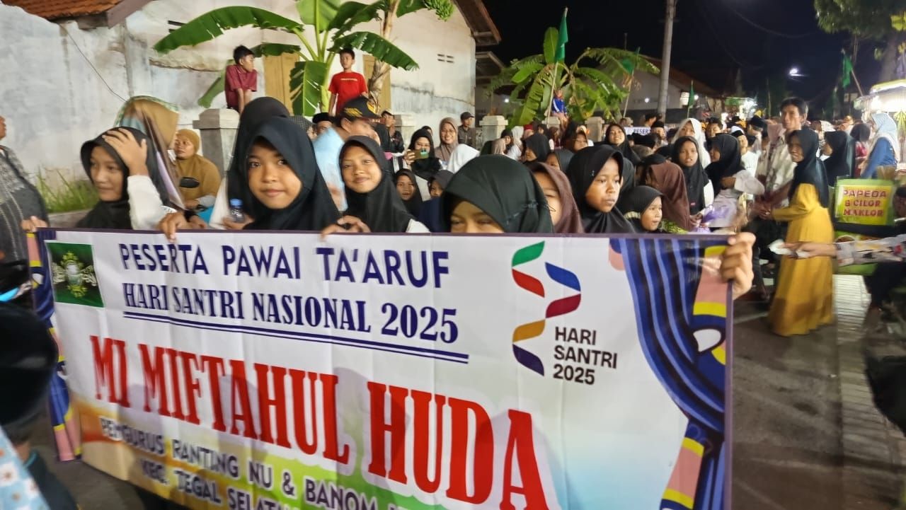 Peserta pawai taaruf dalam rangka peringati Hari Santri Nasional 2025