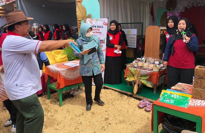 Presentasi Produk UMKM Desa Kenteng oleh Ibu Wiwit Ernawati
