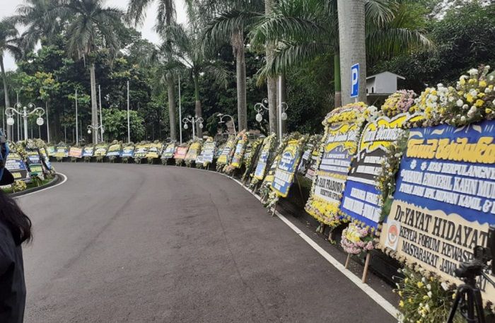 Karangan Bunga di GEdung Pakuan