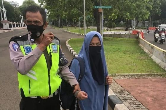 Seorang Wanita Bercadar Todong Pistol ke Paspampres Coba Terobos Masuk Istana Presiden