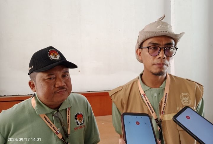 Ketua PPK Adiwerna Faizin dan Divisi Sosdiklih Parmas Iqbal Kismoro saat memberikan keterangan pers