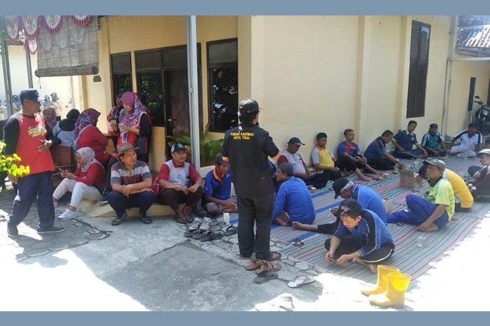 Warga Debong Tengah Kerja Bakti, Gotong Royong Siapkan Kantor Kopdar Kamtibmas di Asrama Polisi Kota Tegal