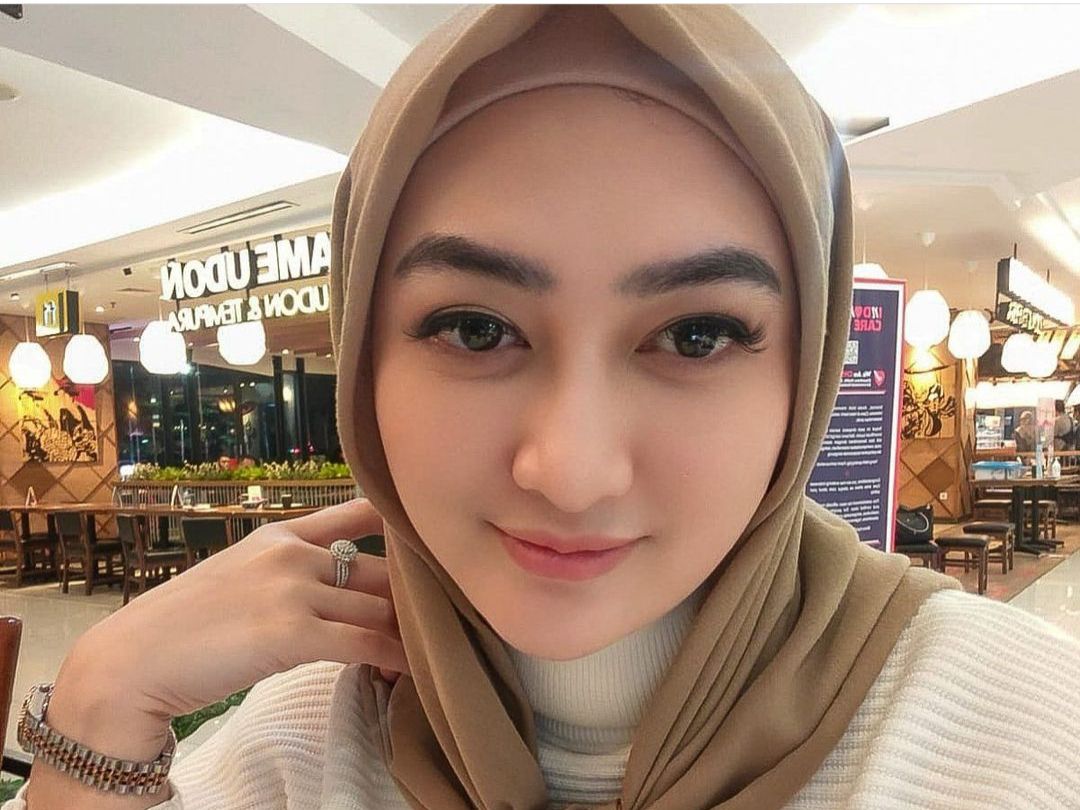 Indriani Hadi, Senyumnya Candu Banget