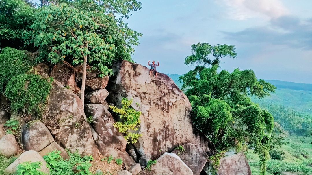 Batu besar di Gunung Butak Kejene Pemalang