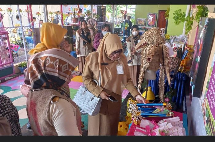Kabid PPTK Dinas Pendidikan dan Kebudayaan Kota Tegal Nur Vera Zenina Sedang Mengunjungi Trand Produk Hasil Limbah Sampah