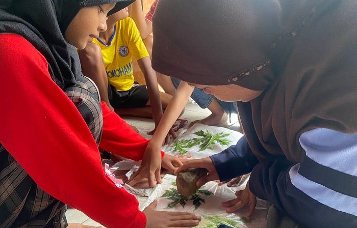 Proses pembuatan totebag ecoprint dengan anak Desa Koripan