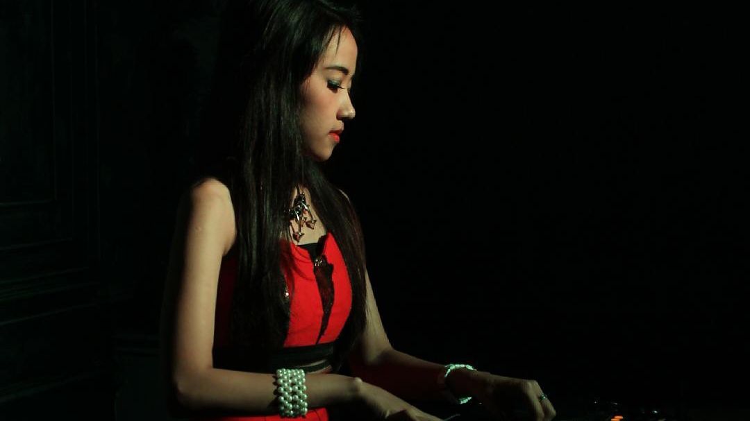 Potret Cantik DJ Indah Cleo