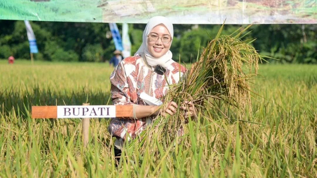 Anne Ratna Mustika Saat Berpose Panen Raya