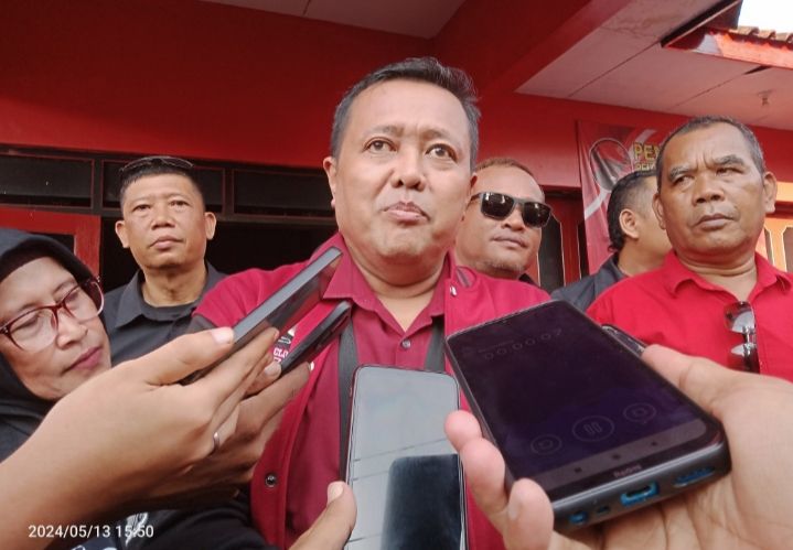 KRT Rosa Mulya Aji memberikan keterangan kepada awak media