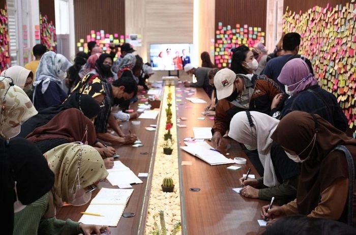 Pemakaman Eril Senin 13 Juni 2022: Ribuan Sticky Note Doa Warga Bandung Hiasi Gedung Pakuan