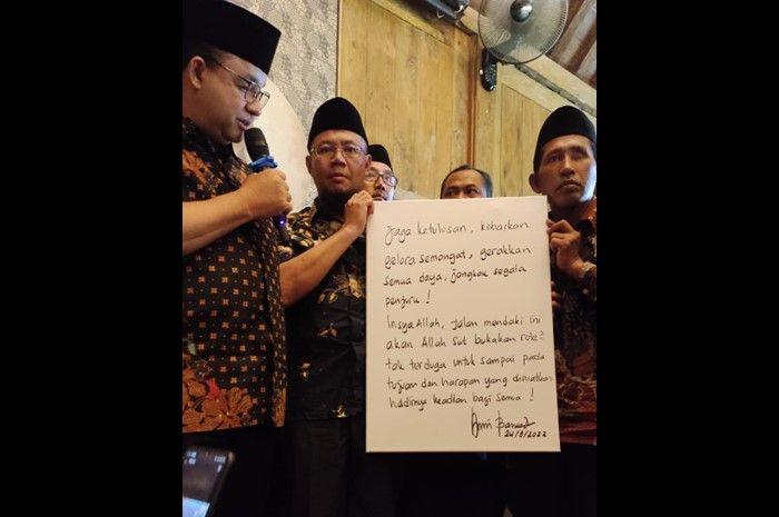 Gubernur Jakarta Anies Baswedan temui warga yang mendatangi rumahnya.
